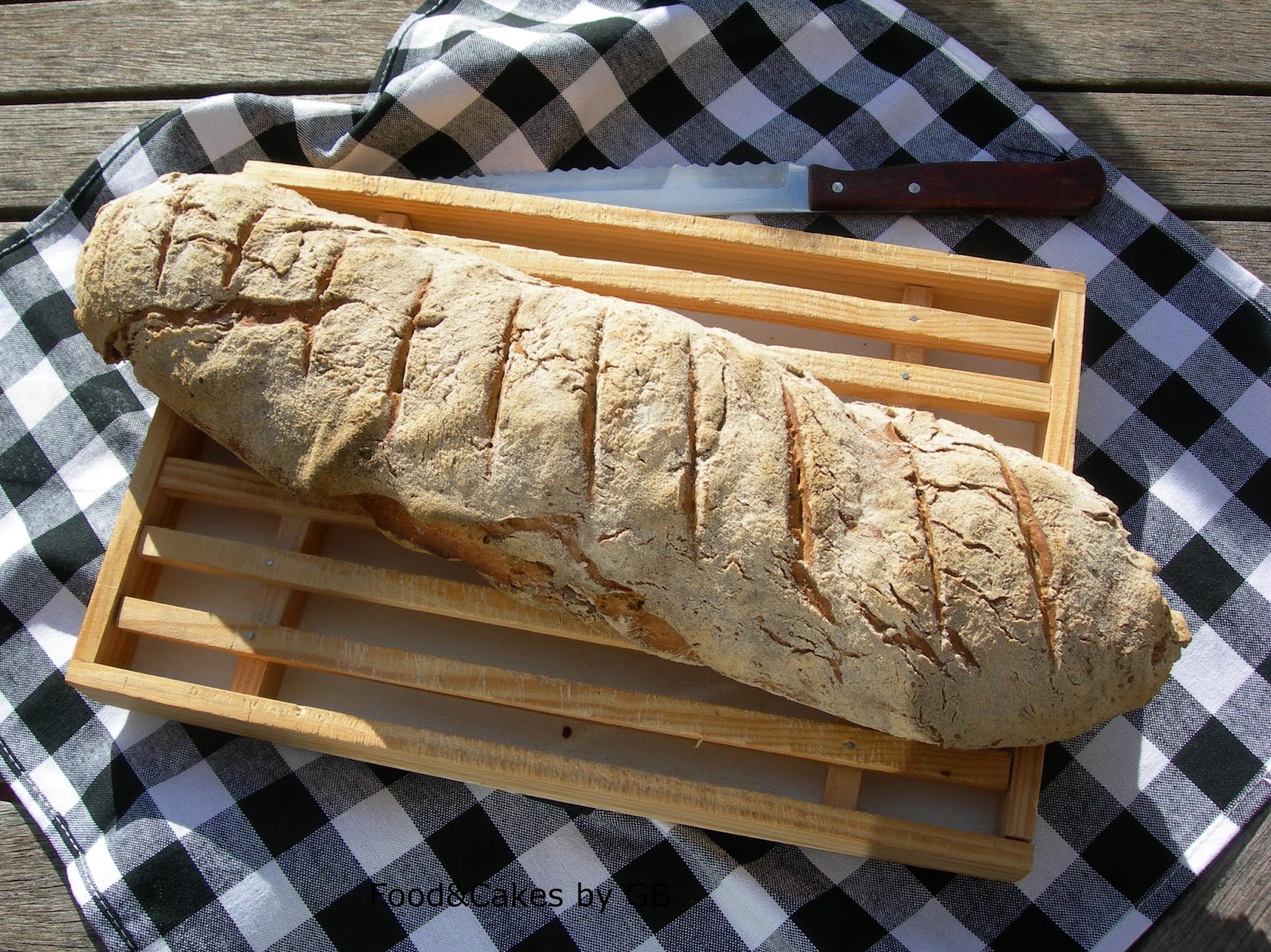 FOOD & CAKES: Pan rústico con aceitunas negras, ajo, perejil y salvia