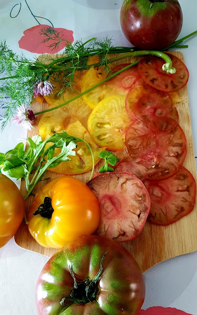 Salade de tomates anciennes,sauce yaourt grec;Salade de tomates anciennes,sauce yaourt grec