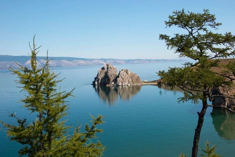 Шаман камень на озере байкал Шаман камень на озере байкал