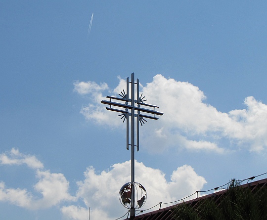 Krzyż na kaplicy na Groniu Jana Pawła II.