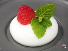 Esféricos (o sféricos) de yogur con frambuesas y menta. Cocina molecular básica de la mano de Ferran y Albert Adrià.