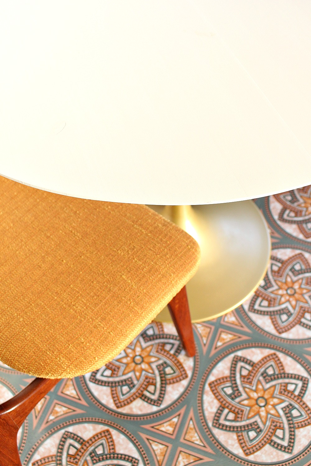 MidCentury Tulip Table Makeover Dans le Lakehouse