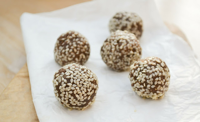 Raw energy balls are made from flax seeds, almonds, dates, baobab powder, cinnamon and cacao. A powerhouse of nutrients and very, very tasty with a flavour of sticky toffee pudding.