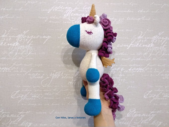 Con hilos, lanas y botones: Teo unicornio amigurumi (Cucapuntoes)