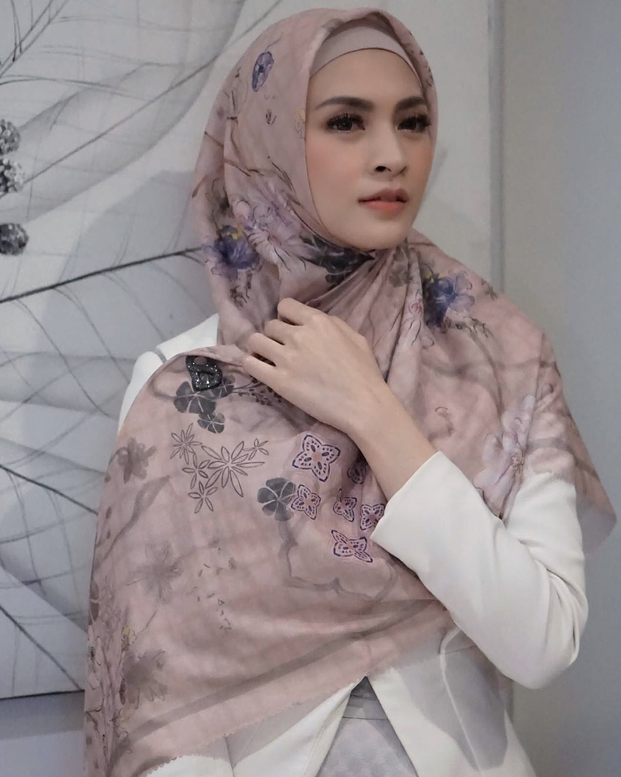 Artis FTV cantik pakai Hijab Donita