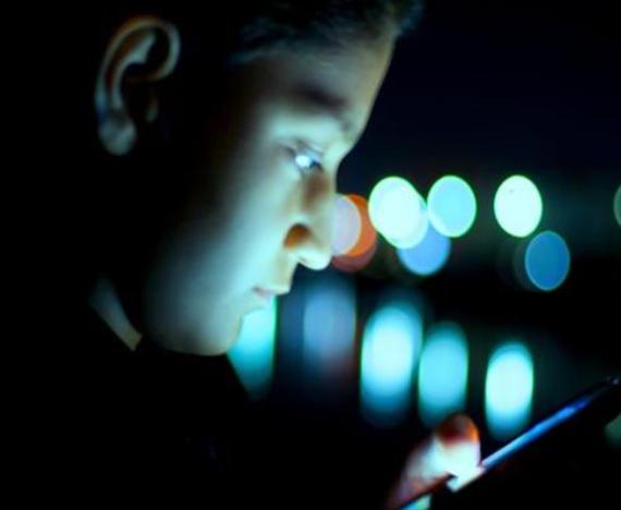 أهم أضرار استخدام الهاتف في الظلام