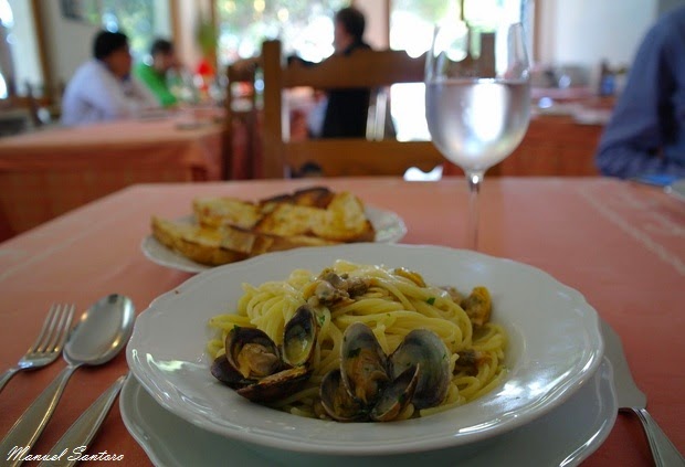 Vasto, località Punta Penna, ristorante Il Corsaro. Spaghetti alle vongole Vasto, località Punta Penna, ristorante Il Corsaro. Spaghetti alle vongole