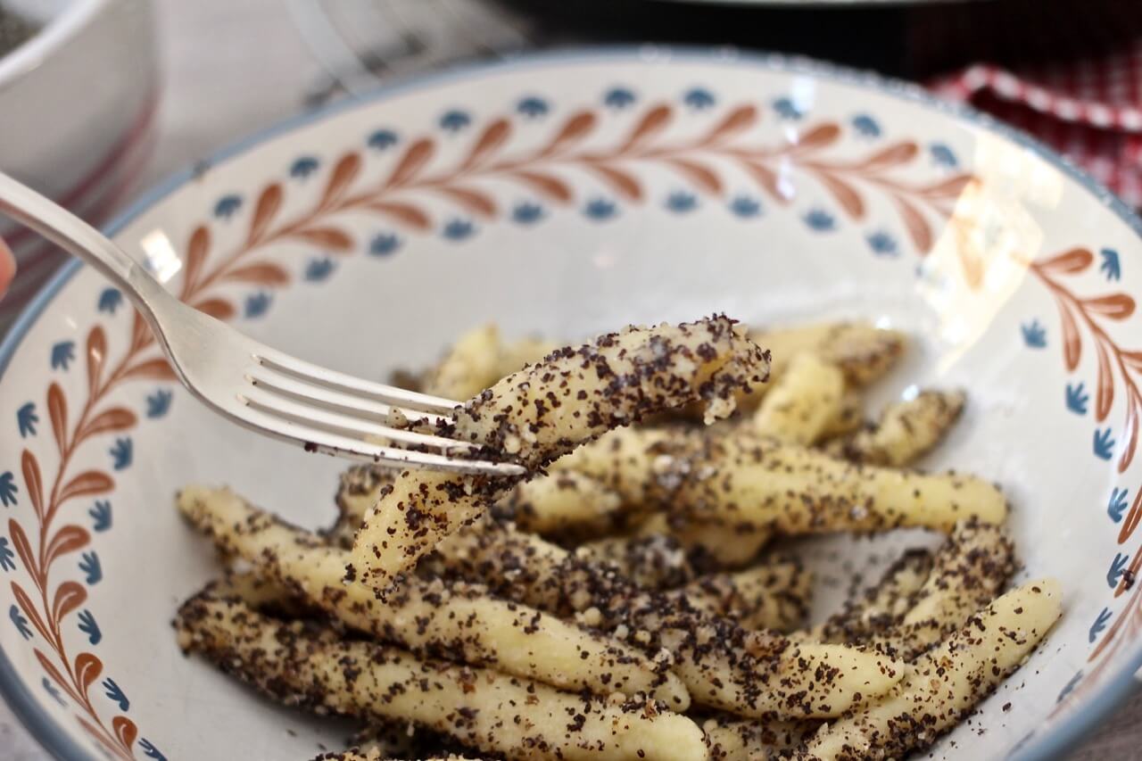 HOME OF HAPPY: SÜSSE ERDÄPFELNUDELN MIT MOHNBRÖSELN HOME OF HAPPY: SÜSSE ERDÄPFELNUDELN MIT MOHNBRÖSELN