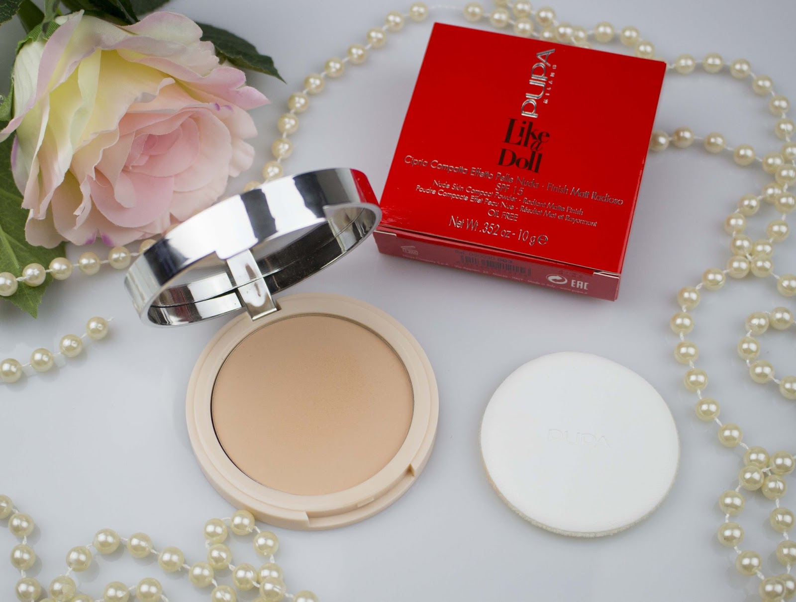 Benefit пудра хайлайтер. Пудра прозрачная корейская. Красивая пудра. Голубая пудра для лица candy bella отзывы. Розовая косметика.