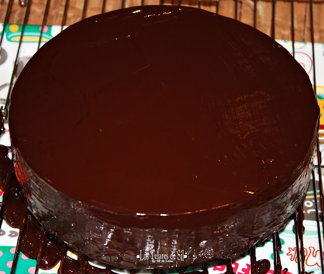 PASTEL DE CUMPLEAÑOS DE BIZCOCHO DE NARANJA Y CHOCOLATE NEGRO PASO A PASO