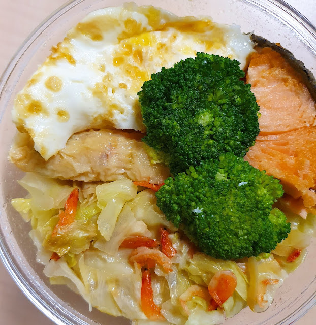 今日午餐：荷包蛋、雞捲、蝦皮炒高麗菜、青花菜、鮭魚，2021.03.22