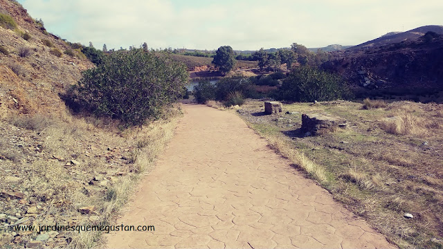 Sendero y bancos de piedra