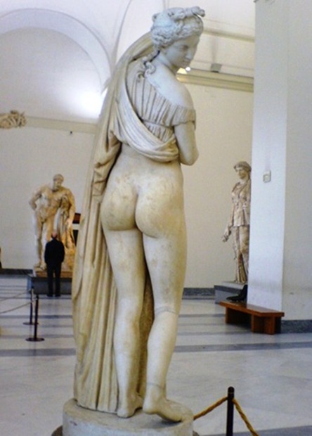 Carter on X: Curiosidade Aleatória XLI A Vênus Calipígia, ou seja, a  Vênus de Belas Nádegas é uma famosa estátua romana (acredita-se ser cópia  de uma possível original grega ainda mais antiga)