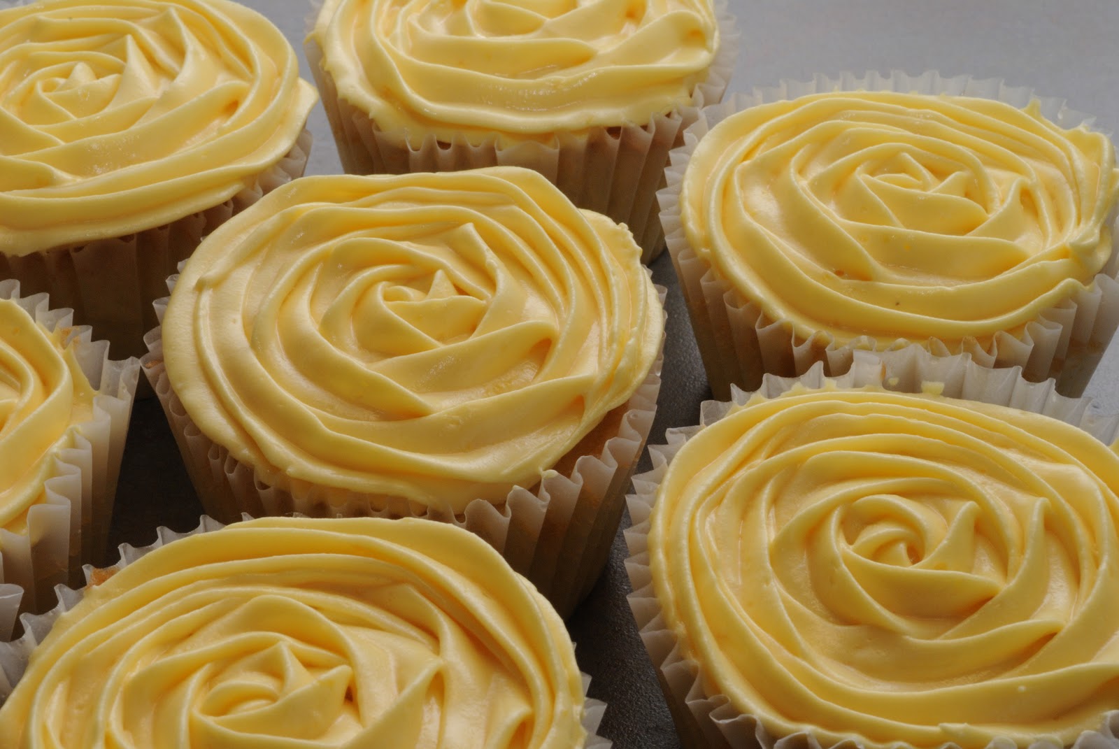 White Rose Cakes: Tutorial - Icing Rose Cupcakes
