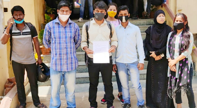 जमशेदपुर वर्कर्स कॉलेज में कोरोना महामारी के कारण परीक्षा स्थगित करने की मांग को लेकर छात्र नेताओं ने प्राचार्य को ज्ञापन सौंपा गया। 4 THE NEWS FRAME