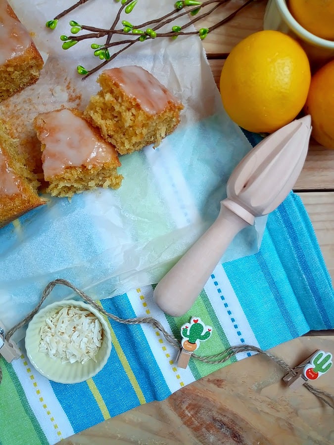 Brownie de limón y coco. Receta de blondie. Lemon blondie recipe. Postres de verano, sencillo, fácil, rápido, rico. Desayuno, merienda. Coconut Cuca