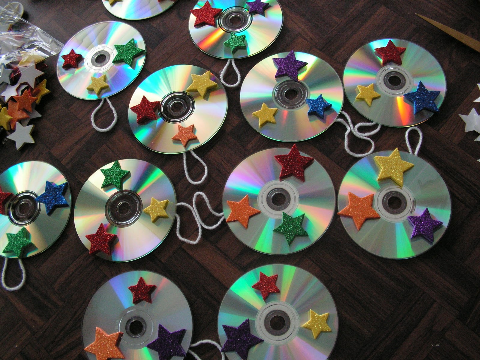 Сделано из компакт дисков. Поделки из дисков. Игрушки из дисков. Изделия из компакт дисков. Украшения из дисков.