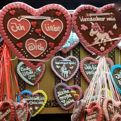 Ich liebe dich: heart-shaped Christmas Lebkuchen at the International Market in Essen, Germany