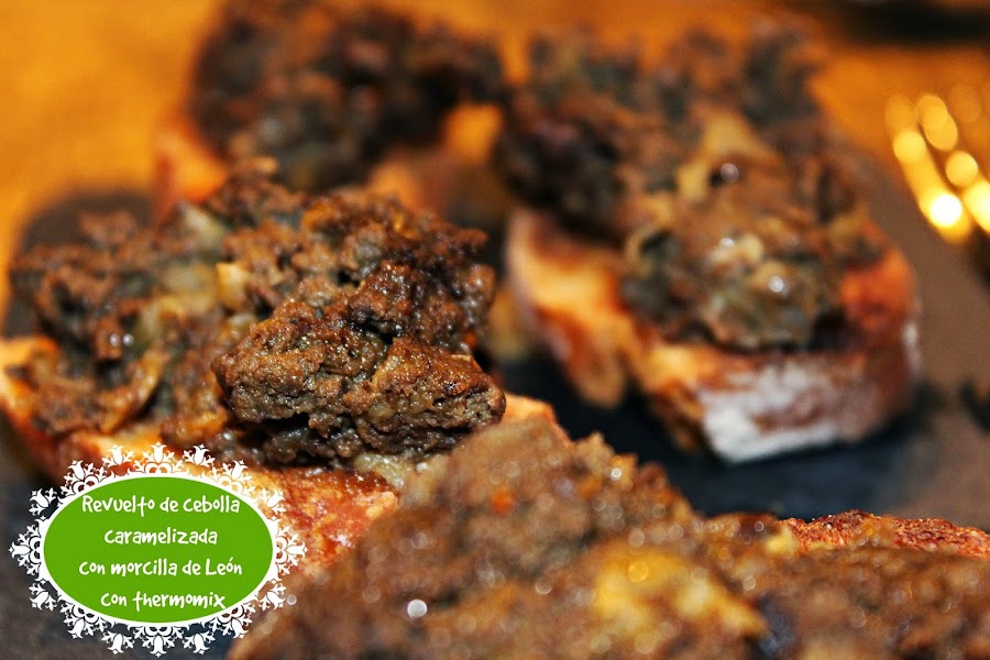 REVUELTO DE CEBOLLA CARAMELIZADA CON MORCILLA DE LEÓN