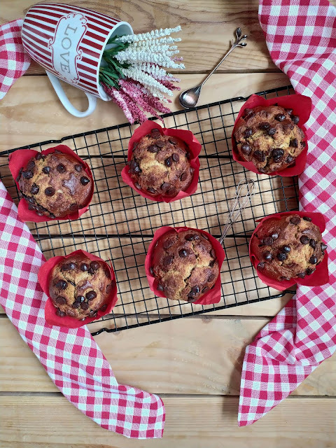 Receta de muffins de plátano y pepitas de chocolate. Desayuno, merienda, postre. Fruta de temporada. Sencillos, ricos, jugosos, tiernos, húmedos, esponjosos, caseros. Cuca