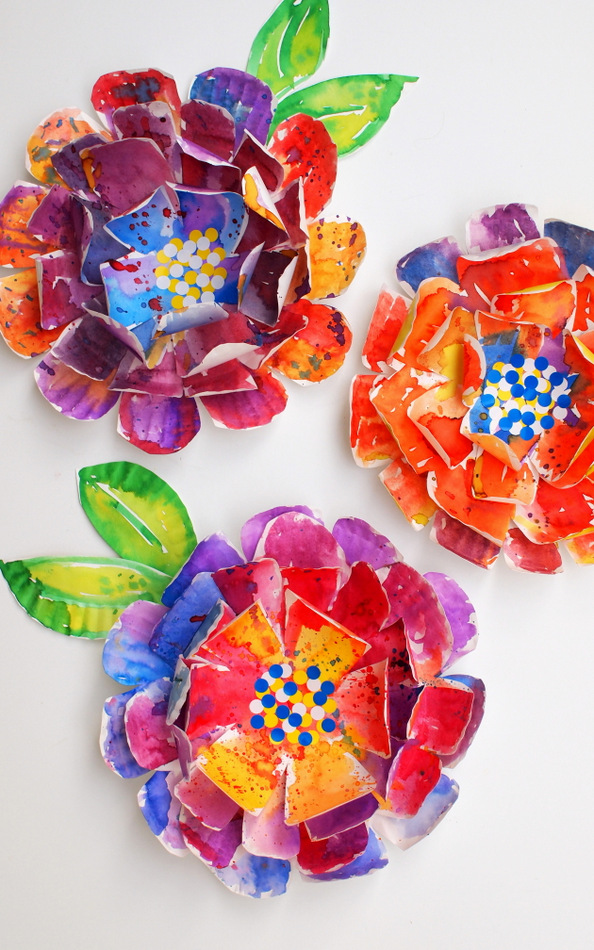 Love the look of watercolor paints and flowers?  Here's a gorgeous and easy kids art project to turn paper plates into hypercolorful paper plate flowers.  Easy and beautiful.
