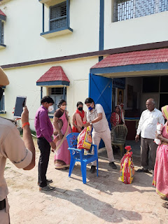 नाथ पब्लिक स्कूल की तरफ से ASDM राकेश कुमार के साथ नाथ अभिनव ने किया राशन वितरण नाथ पब्लिक स्कूल की तरफ से ASDM राकेश कुमार के साथ नाथ अभिनव ने किया राशन वितरण