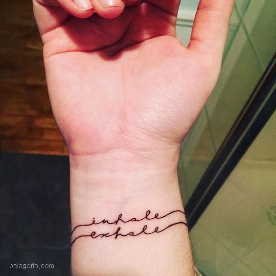 tatuaje de frase en latin en la pulsera