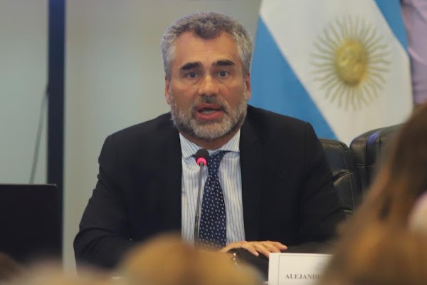 Supuestos empleados de la ANSES quisieron cobrar por "tramitar" los 10.000 pesos Supuestos empleados de la ANSES quisieron cobrar por "tramitar" los 10.000 pesos