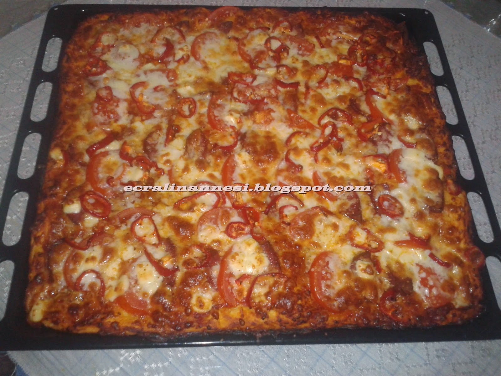 Ecral�in Annesi TEPSİDE BOL MALZEMELİ PİZZA