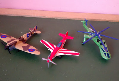 Miniatura de metal de aviões: supermarine spitfire da Maisto; Stunt plane da Matchbox e Blade force verde  da Matchbox R$ 15,00 cada