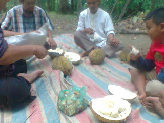 kenangan sidimpuan, makan durian bareng ikhwan