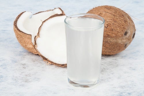 4 Beneficios de beber agua de coco que debes saber