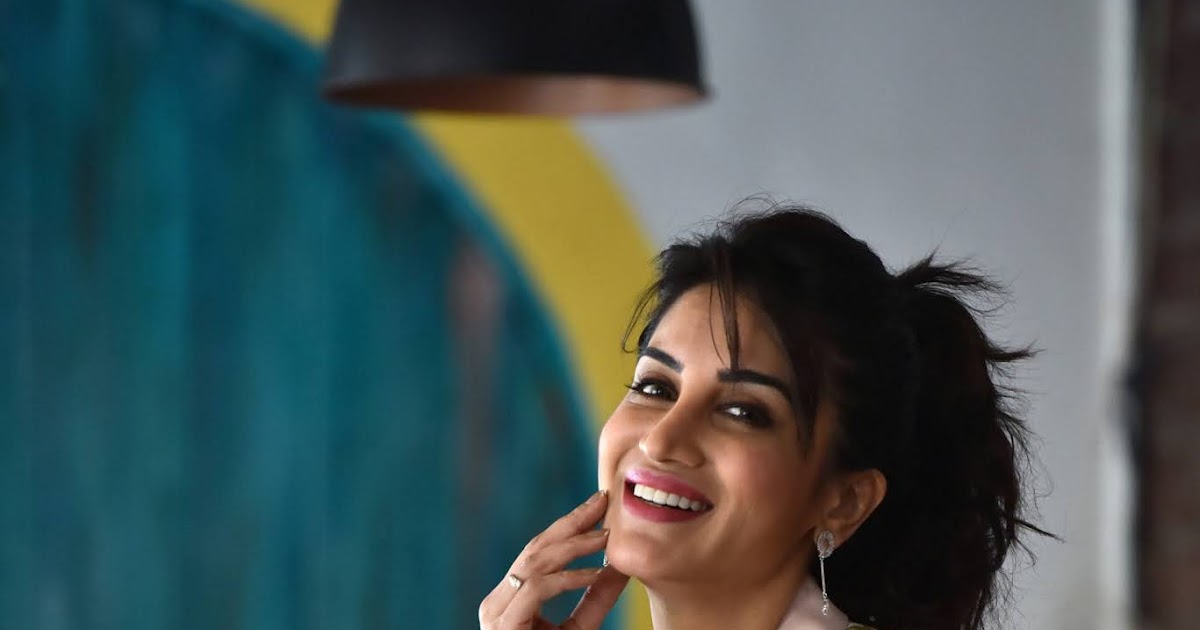 Beauty Galore HD Smita Gondkar Flashing Hot Thighs New Glam Photos