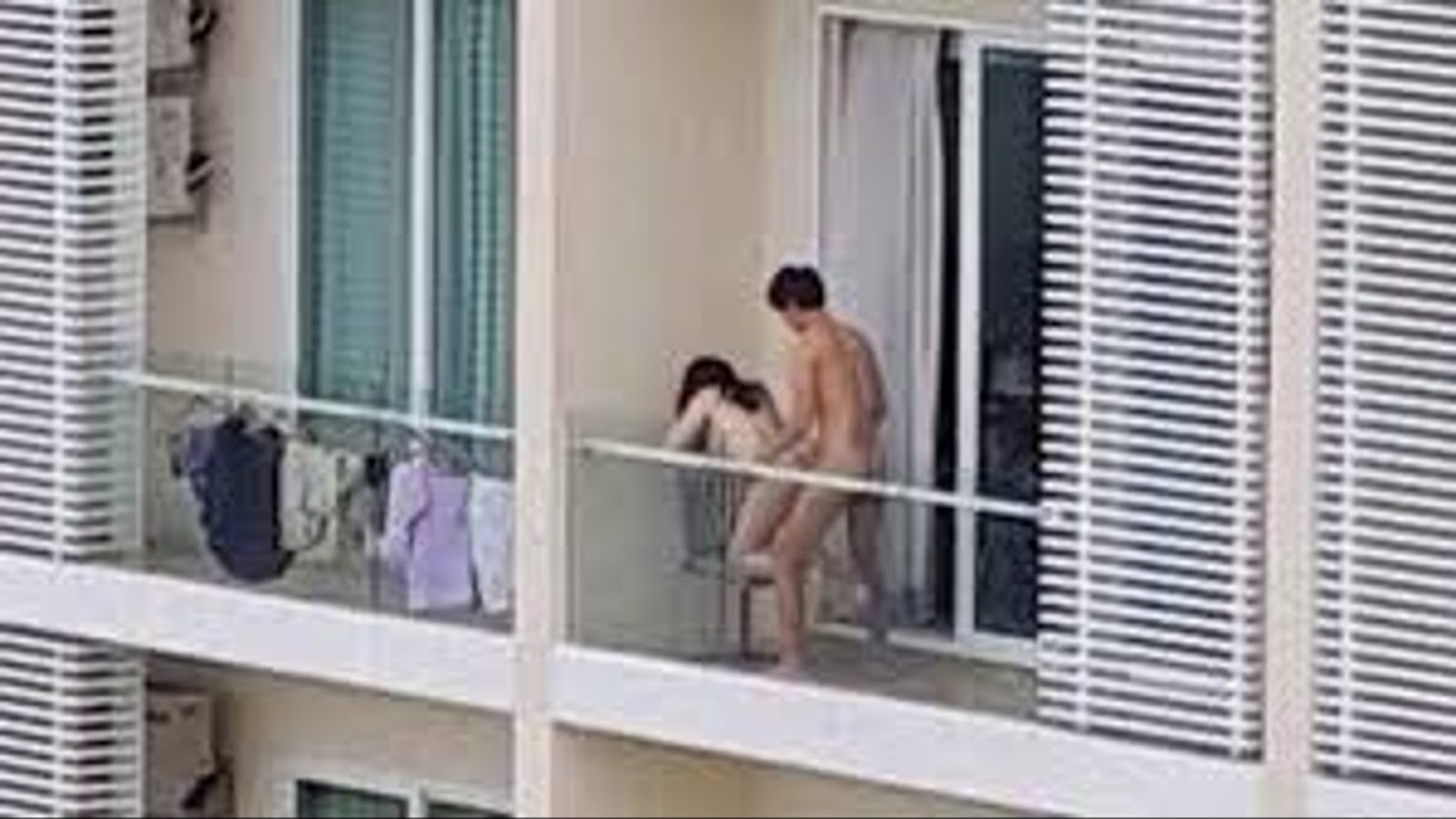 мужик выходит на балкон голым фото 93