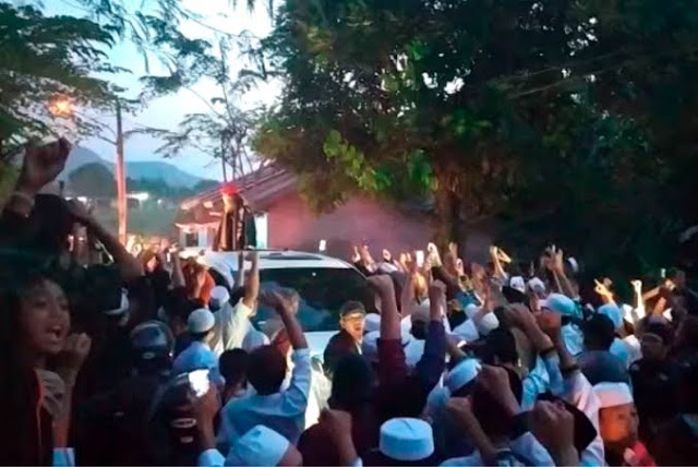 Merinding, Ini Video Ribuan Orang Sambut Pembebasan Habib Bahar Bin Smith Merinding, Ini Video Ribuan Orang Sambut Pembebasan Habib Bahar Bin Smith
