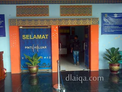 pintu masuk gedung utama samsat induk