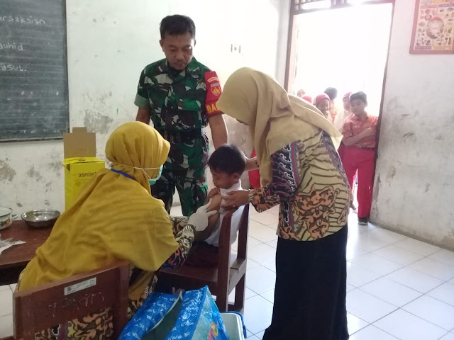 Babinsa Kragilan Dampingi Pemberian Imunisasi BIAS