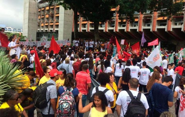 Professores de universidades estaduais protestam contra cortes de salários de grevistas