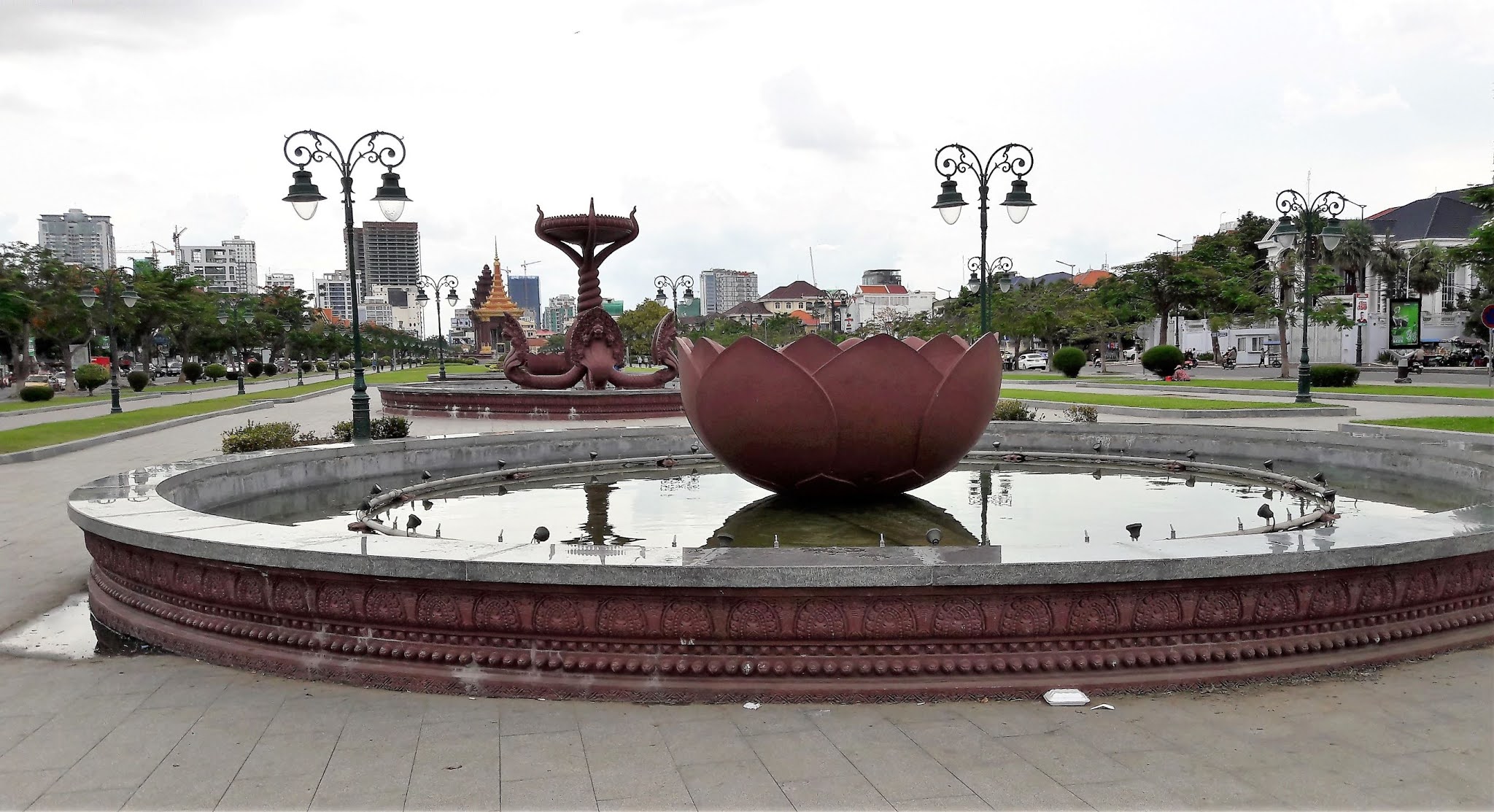 The lotus shaped second fountain of Preah Suramarit Boulevard.