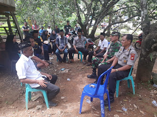 Kapolsek Labakkang Polres Pangkep melayat ke rumah duka dan antar jenazah ke pemakaman