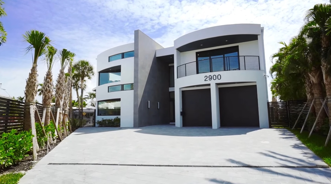 Tour 2900 NE 24th Ct, Fort Lauderdale, FL vs. 39 Interior Design Photos