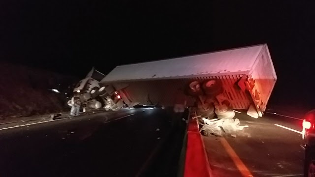 Queda atravesado  tráiler en la autopista