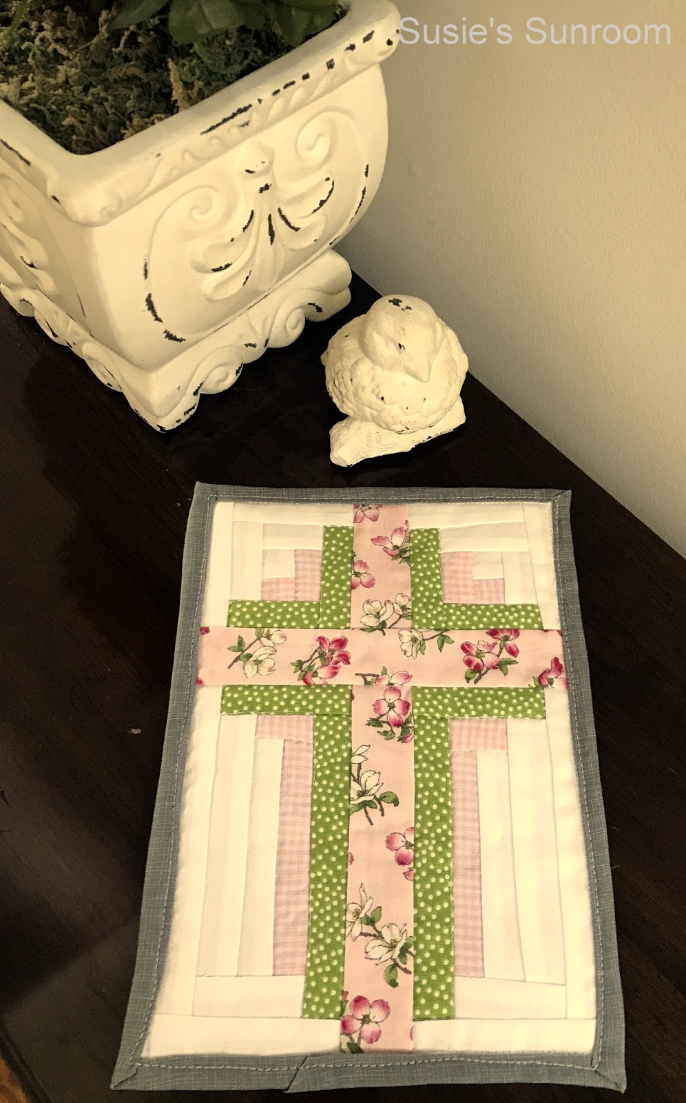 Susie's Sunroom A Log Cabin Cross Mug Rug