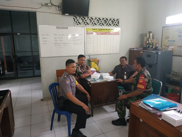 Babinsa Karangtengah Komsos Bersama Perangkat Kelurahan Babinsa Karangtengah Komsos Bersama Perangkat Kelurahan