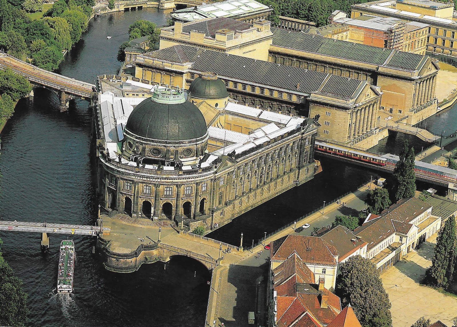 Северный рейн-вестфалия достопримечательности. Остров музеев в берлине. Отрицание в немецком языке упражнения. Заполни таблицу artikel die maus nominativ eine maus. Katze mia немецкий.