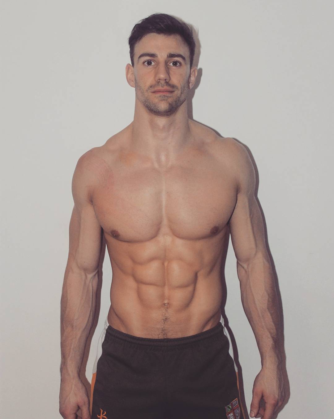 shirtless-muscular-huge-neck-guys-abs-pecs