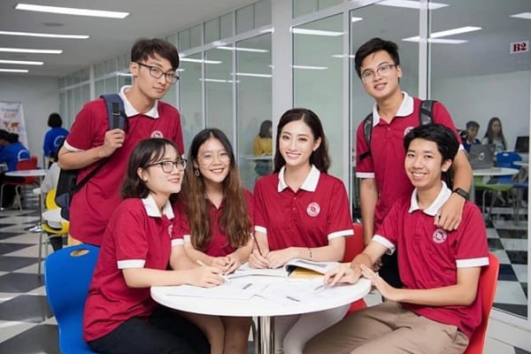 Mẫu áo đồng phục đẹp màu đỏ đô