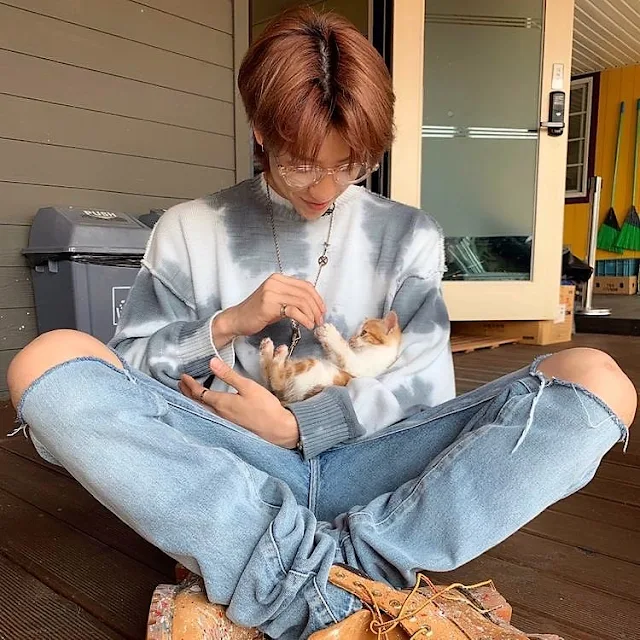 Minghao with a kitten