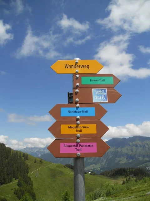 Directional sign along the North Face Trail near Mürren