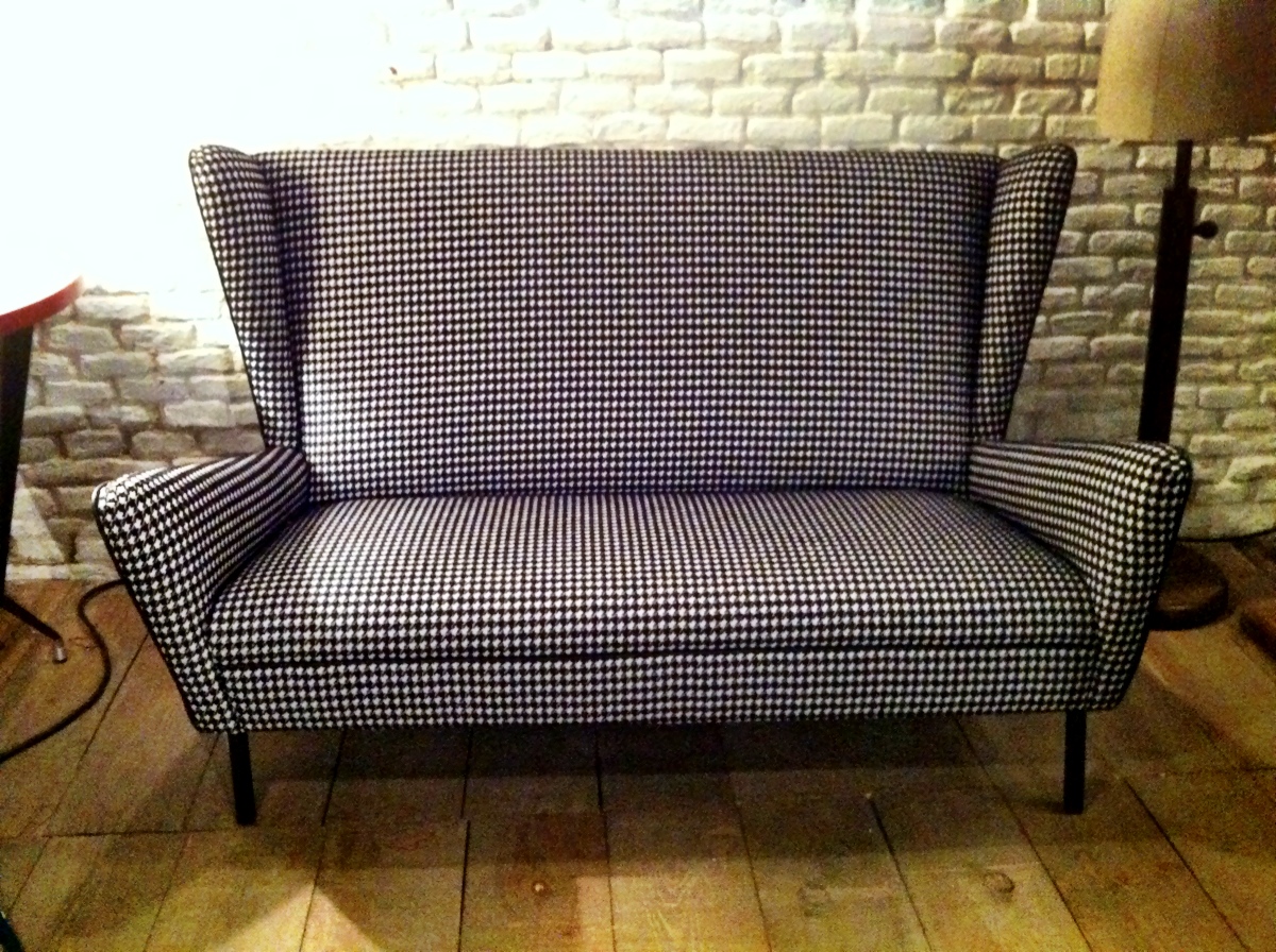 en el medio de la nada cobre tubo respirador Sofa años 50 tapizado con Pata de Gallo - La Tapicera